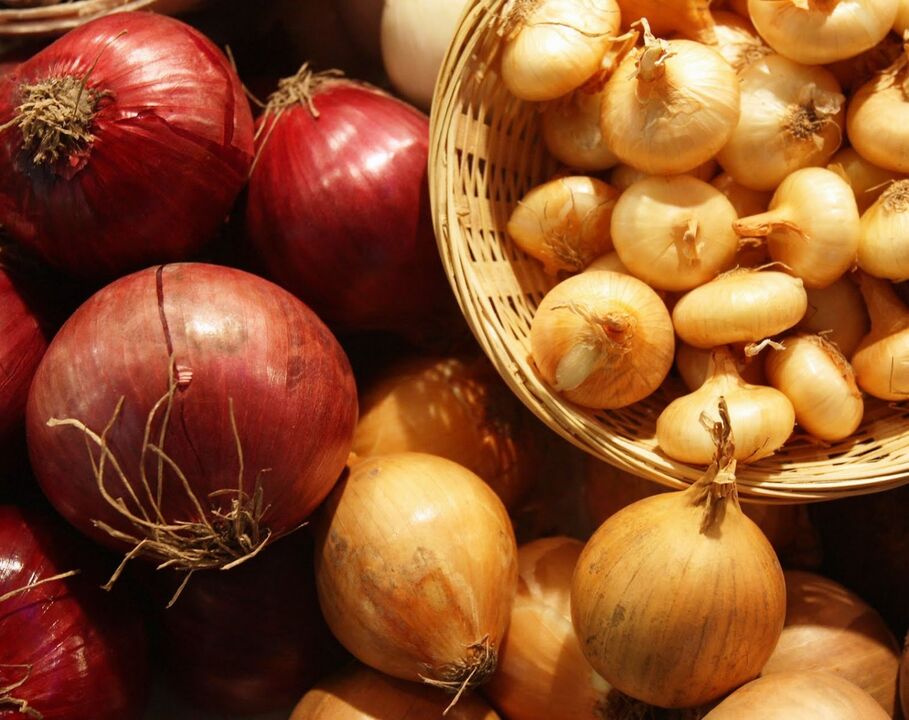 Onion juice is used to treat nail fungus, but the effectiveness of the method has not been proven. 