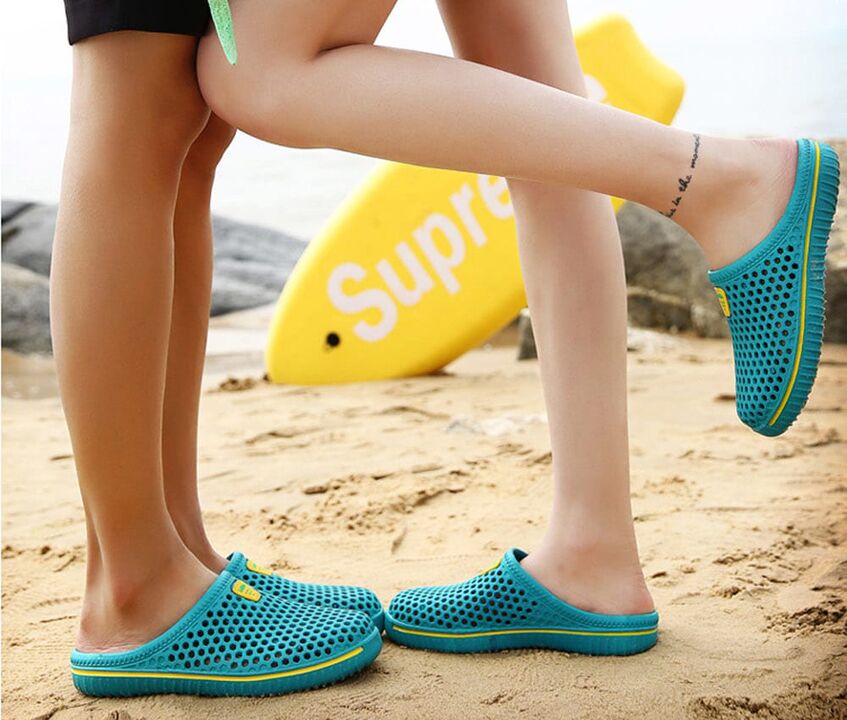 To prevent fungal infections, it is necessary to wear flip flops when walking on the beach. 